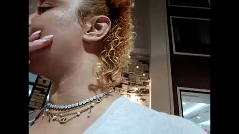 paidqueenbella online show from October 18, 5:21 am