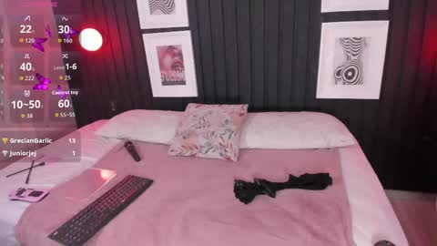 PaIIgePeach online show from April 10, 6:25 pm