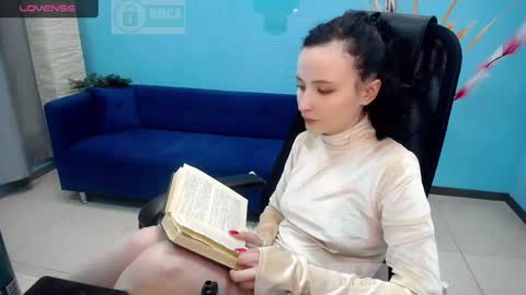 Snapshot of paradox_666_ chatting on January 17, 8:02 am Louise online show from January 17, 8:02 am