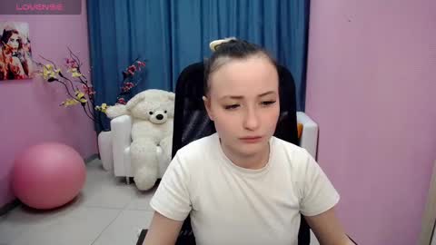 Snapshot of paradox_666_ chatting on February 10, 9:47 am Louise online show from February 10, 9:47 am