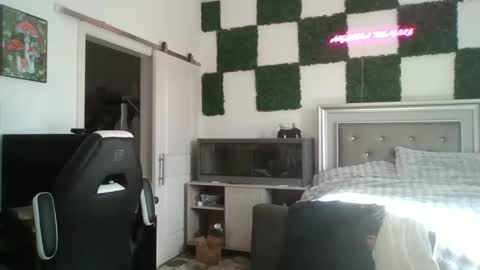 parisbaby2000 online show from March 10, 2:21 pm