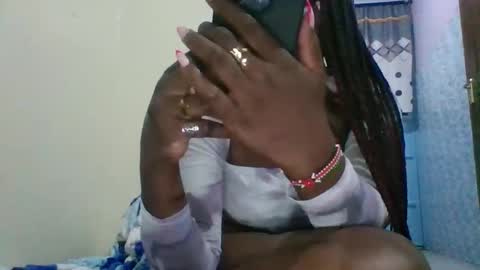 petite_shan online show from April 17, 7:05 pm