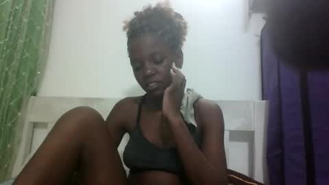 Snapshot of petitesweetchiq chatting on October 19, 7:05 pm petitesweetchiq online show from October 19, 7:05 pm