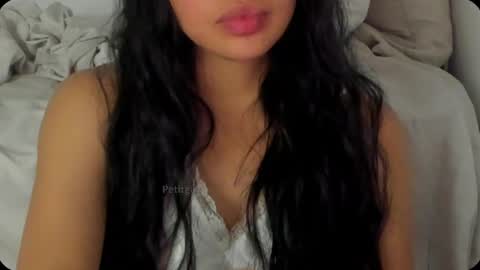 Snapshot of petitgirl_ chatting on February 24, 2:38 am J A S S online show from February 24, 2:38 am