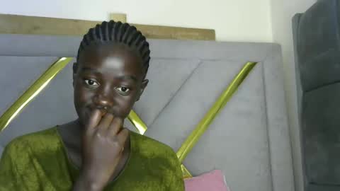 petitte_gyaal online show from November 23, 12:18 pm