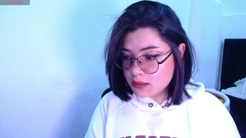 phylavell_ online show from July 6, 11:18 pm