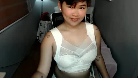 Snapshot of pinayprincesslyn chatting on January 5, 6:46 am Lyn the Lesbian online show from January 5, 6:46 am