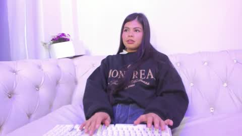 pretty online show from November 21, 11:45 am