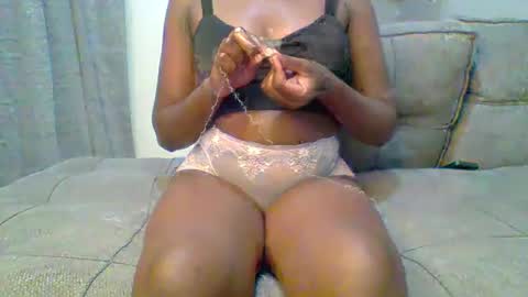 Snapshot of prettyqueen254 chatting on December 9, 9:37 pm pretty queen online show from December 9, 9:37 pm