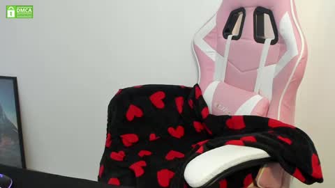 Snapshot of princesse_katey chatting on February 7, 8:33 am miss me check out my YT online show from February 7, 8:33 am