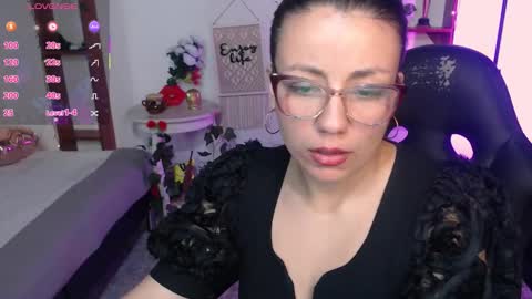 queenrose94 online show from March 14, 1:45 pm