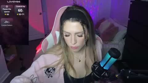 Snapshot of queenx_lexy chatting on February 13, 11:37 pm queenx_lexy online show from February 13, 11:37 pm