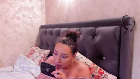 raelledarkstar online show from December 21, 10:41 am