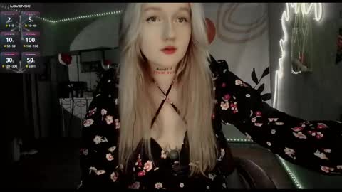 Snapshot of raiingurl chatting on December 7, 3:41 pm Kate online show from December 7, 3:41 pm