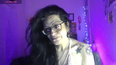 Snapshot of ravenandsin chatting on December 7, 11:34 pm Raven online show from December 7, 11:34 pm