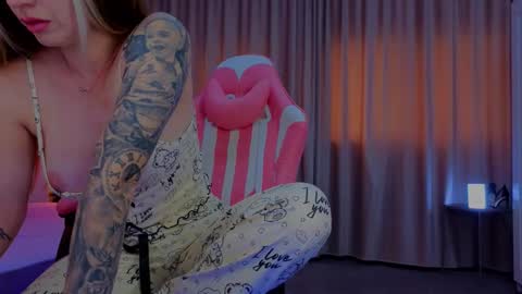 reina cummings online show from October 15, 7:11 am