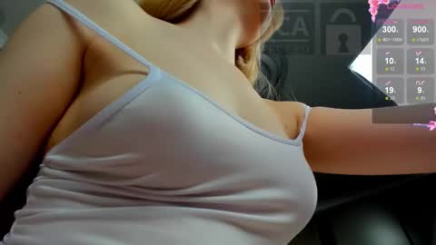 Ria Woods online show from December 14, 8:03 pm