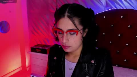 roxanne_han online show from April 24, 11:57 am