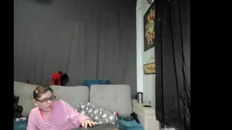 roxihazeleyes online show from November 15, 1:23 pm