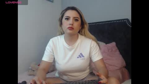 Snapshot of roxy_love21 chatting on October 23, 1:22 am Rox online show from October 23, 1:22 am