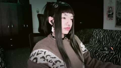 Roxy Independient model Help me to reach 50 thumbs up online show from March 31, 1:05 am