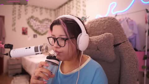 roxysuh online show from April 17, 7:43 am