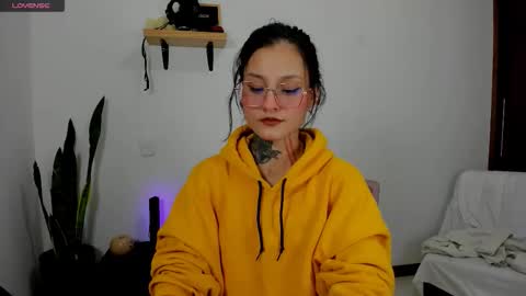 Snapshot of roxyvenom chatting on October 21, 2:15 am roxy online show from October 21, 2:15 am