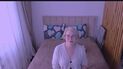 Sabrina MacMarren online show from April 4, 1:32 pm