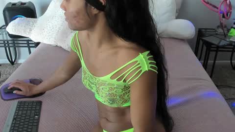 Snapshot of samatha1998 chatting on January 22, 4:55 pm Yaya online show from January 22, 4:55 pm