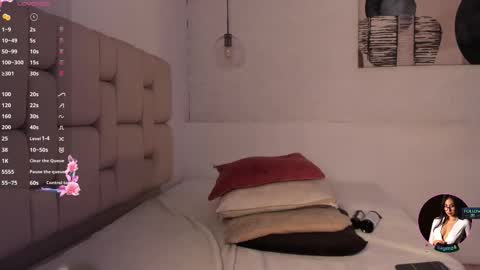 S A R A  G  online show from February 7, 8:40 am