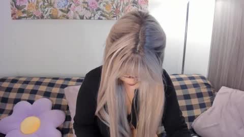 Sara  new account  give me thomb up  Follow me   help me reach 15k followers again   online show from February 15, 10:42 pm