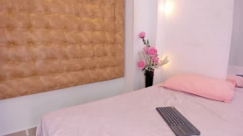 sara_sm1th_ online show from April 23, 12:29 pm