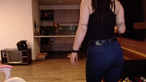 Snapshot of sara_sunrise_ chatting on December 5, 6:11 pm Sara online show from December 5, 6:11 pm