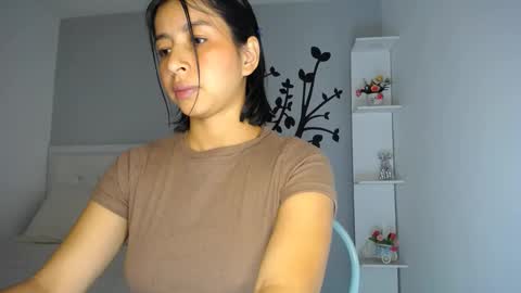 Snapshot of sara_tris chatting on October 23, 2:17 am Sara online show from October 23, 2:17 am