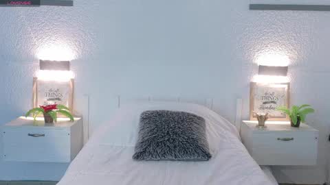 Sarah online show from April 9, 1:27 pm