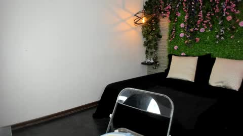 Sarah Deyvis online show from November 12, 1:31 pm