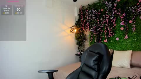 Sarah Deyvis online show from December 19, 3:37 pm