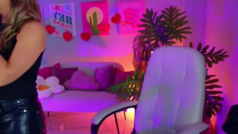 Divine Sarah NONUDE model online show from February 23, 12:37 pm