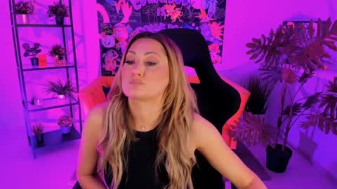 Divine Sarah NONUDE model online show from February 6, 11:09 am