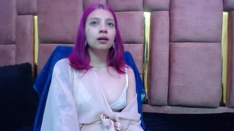 Snapshot of sarai_petite_ chatting on December 6, 9:21 am SARAI online show from December 6, 9:21 am