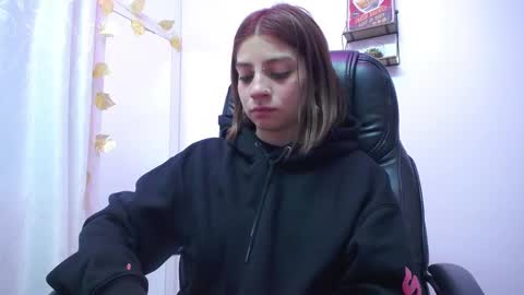 Snapshot of sarai_petite_ chatting on March 2, 4:36 pm SARAI online show from March 2, 4:36 pm