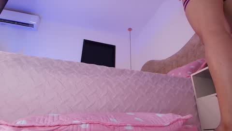 Sara  online show from November 8, 12:10 pm