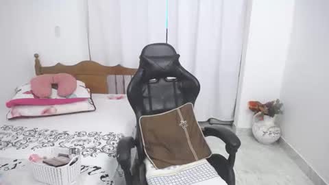 saray1221 online show from February 18, 9:25 pm