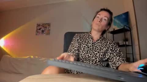 save the qween online show from October 24, 12:34 pm