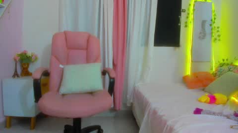 Snapshot of scarletliz chatting on December 17, 6:53 pm Scarletliz online show from December 17, 6:53 pm