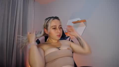 Yeyis  online show from February 19, 1:51 am