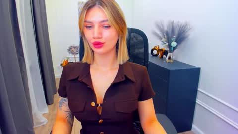 selenaemoore online show from March 17, 5:44 am