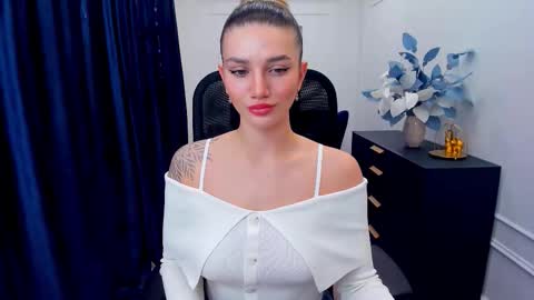 selenaemoore online show from November 18, 7:59 pm