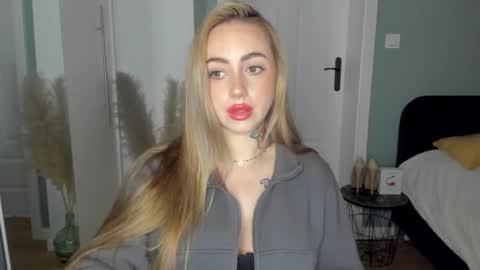 C o r a l i e online show from May 10, 7:43 am
