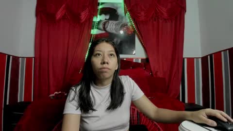 Snapshot of sexylaurita4u chatting on March 11, 11:12 am laura online show from March 11, 11:12 am